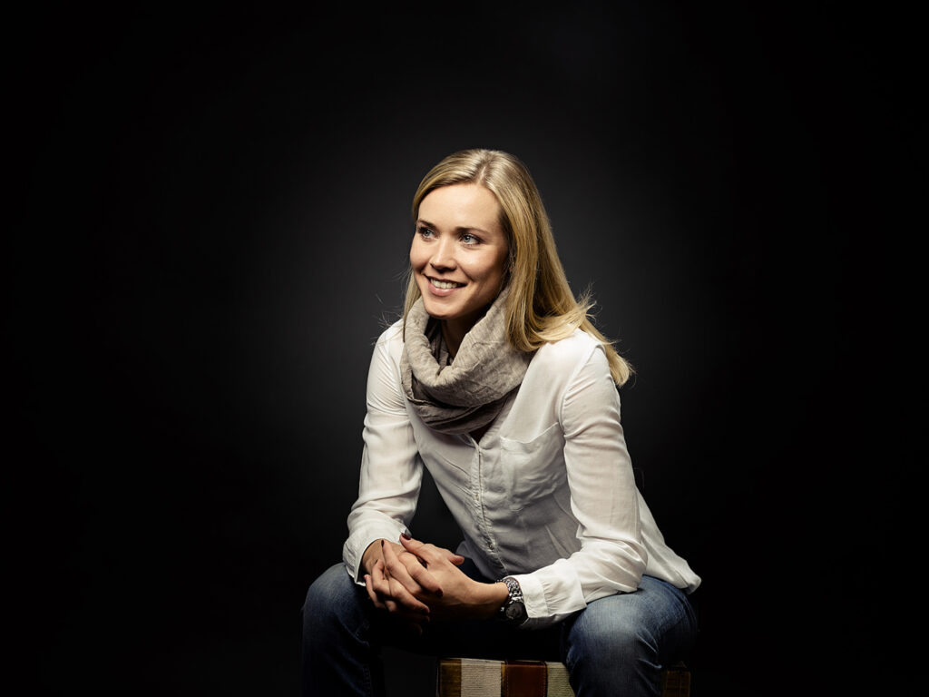 Freundliches Portrait mit klarer Lichtführung – ideal für Unternehmensdarstellungen, Webseiten und Branding-Kampagnen, fotografiert in Wien.
