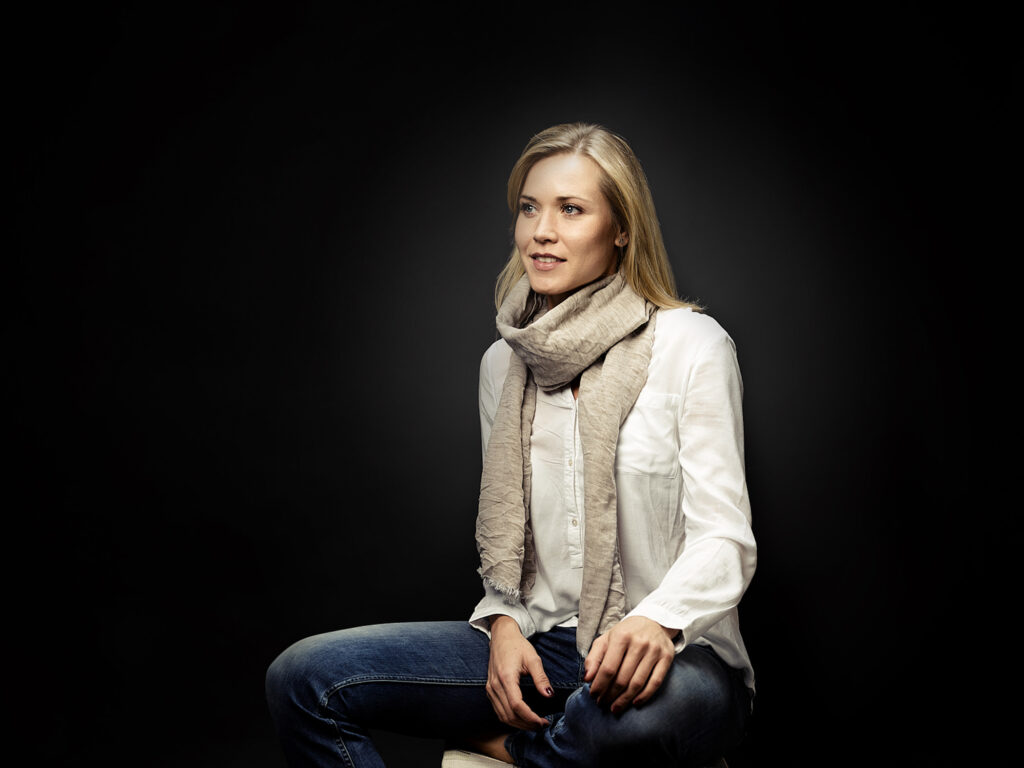 Charakterstarkes Businessportrait mit Schal und hellem Outfit – ideal für Brand Identity und persönliche Markenauftritte, aufgenommen im Studio Wien.