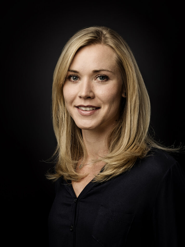 Alt-Text: Businessportrait einer Frau in dunkler Bluse, aufgenommen im Fotostudio Wien – professionelle Darstellung für Corporate Branding und Personal Branding.