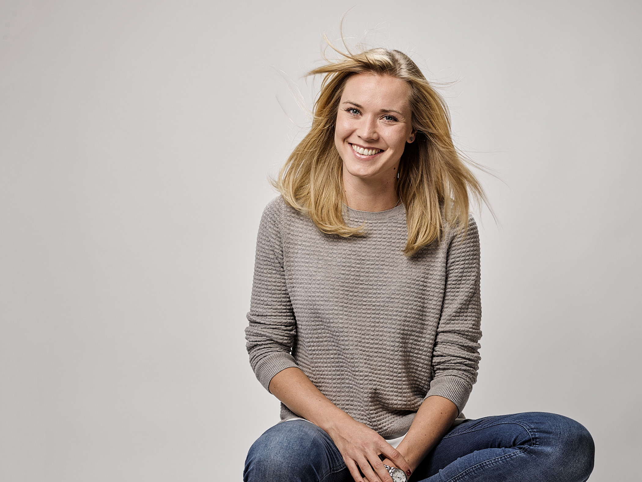 Natürliches Businessportrait im Casual Look – perfekte Kombination aus Lockerheit und Professionalität, fotografiert im Fotostudio Wien.