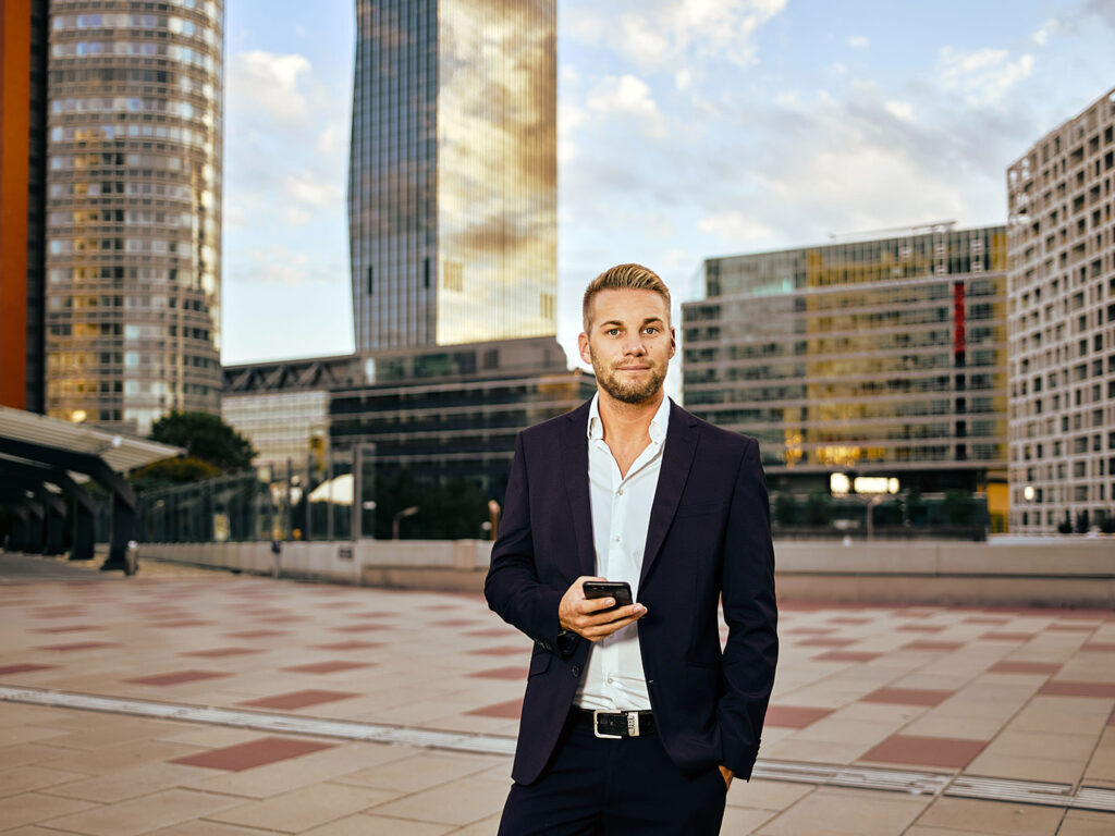 Businessportrait mit Wien-Skyline im Hintergrund – hochwertiges Corporate Bild für Websites, Social Media und Unternehmenskommunikation von Atelier Schulte.