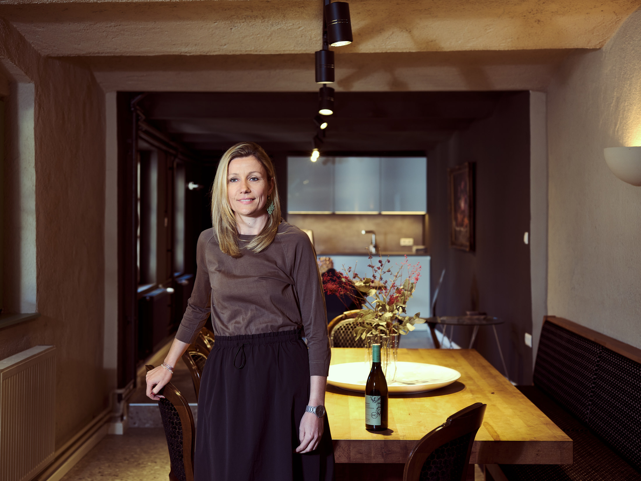Businessfotografie Weingut Wachau Niederösterreich – authentisches Portrait einer Winzerin im Verkostungsraum, Atelier Schulte.