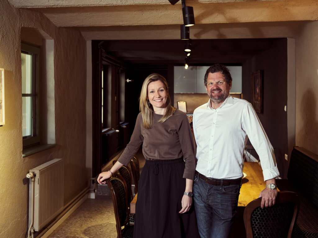 Professionelles Businessportrait eines Winzerpaars im Verkostungsraum, Businessfotografie Atelier Schulte, österreichweit.