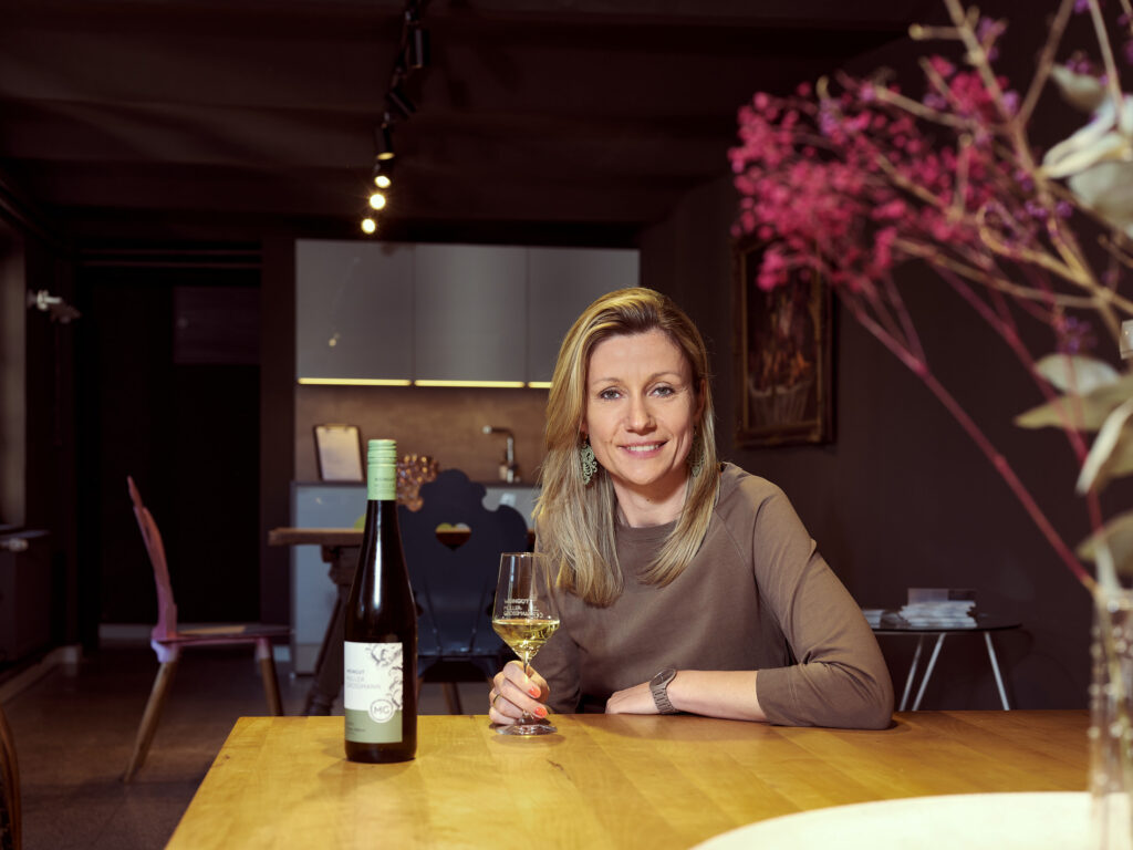 Businessportrait einer Winzerin mit Weingläsern im Verkostungsraum, Atelier Schulte – Businessfotografie in Österreich.