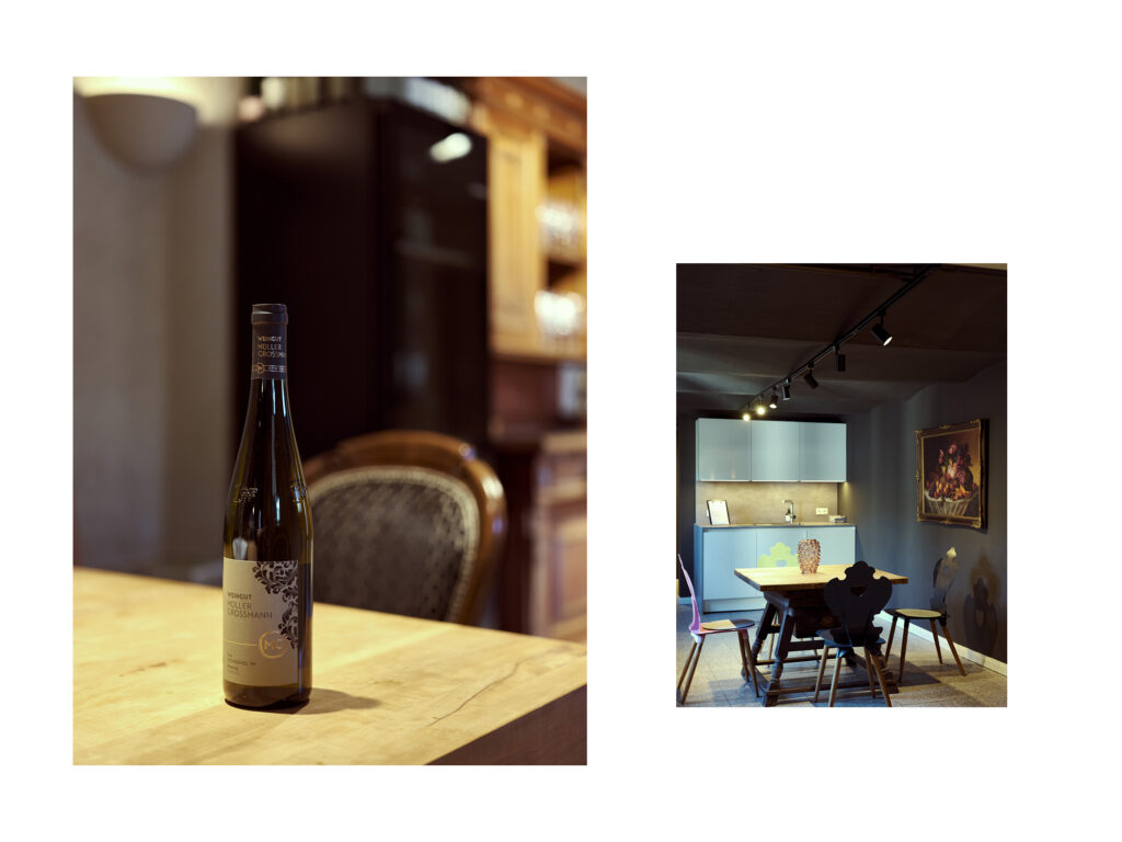 Moderne Businessfotografie im Weingut – stilvoll eingerichteter Verkostungsraum mit Holztisch, aufgenommen von Atelier Schulte, Österreich.