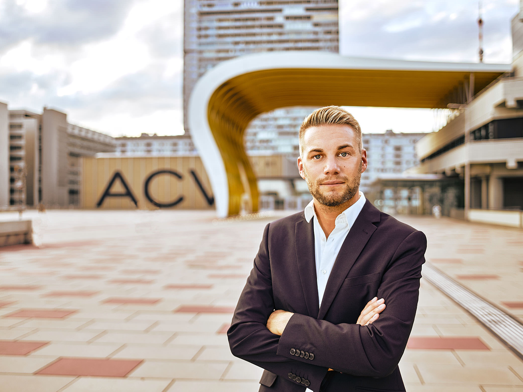 Businessportrait mit moderner Architekturkulisse in Wien – professionelles Corporate Foto von Atelier Schulte für Businessauftritt und LinkedIn-Profil.