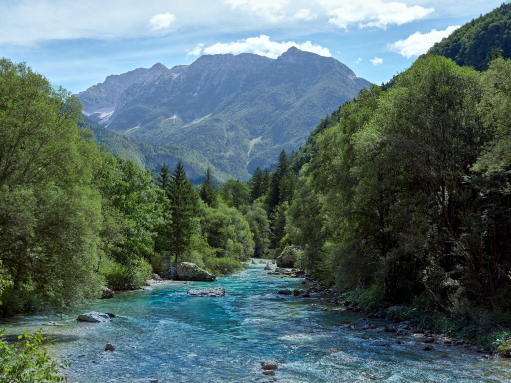 Blick von oben auf klares Wasserbecken der Soča – Fotospot für Filme und Fotos