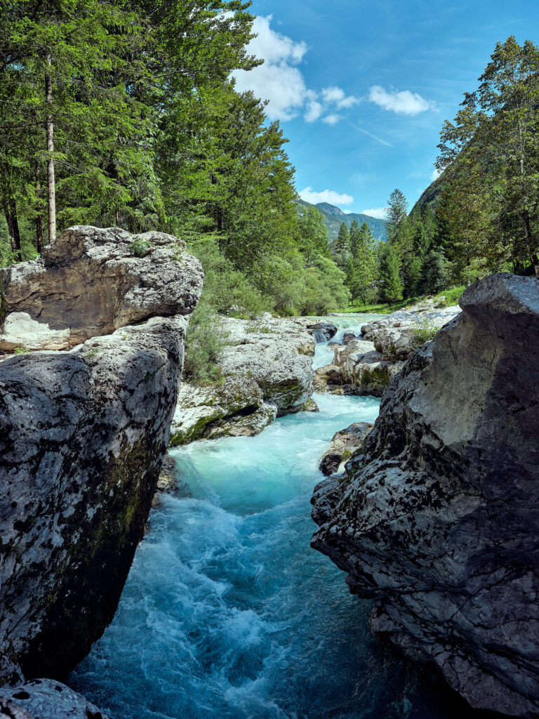Vertikale Schlucht in Slowenien – Soča als dynamisches Motiv aus der Vogelperspektive