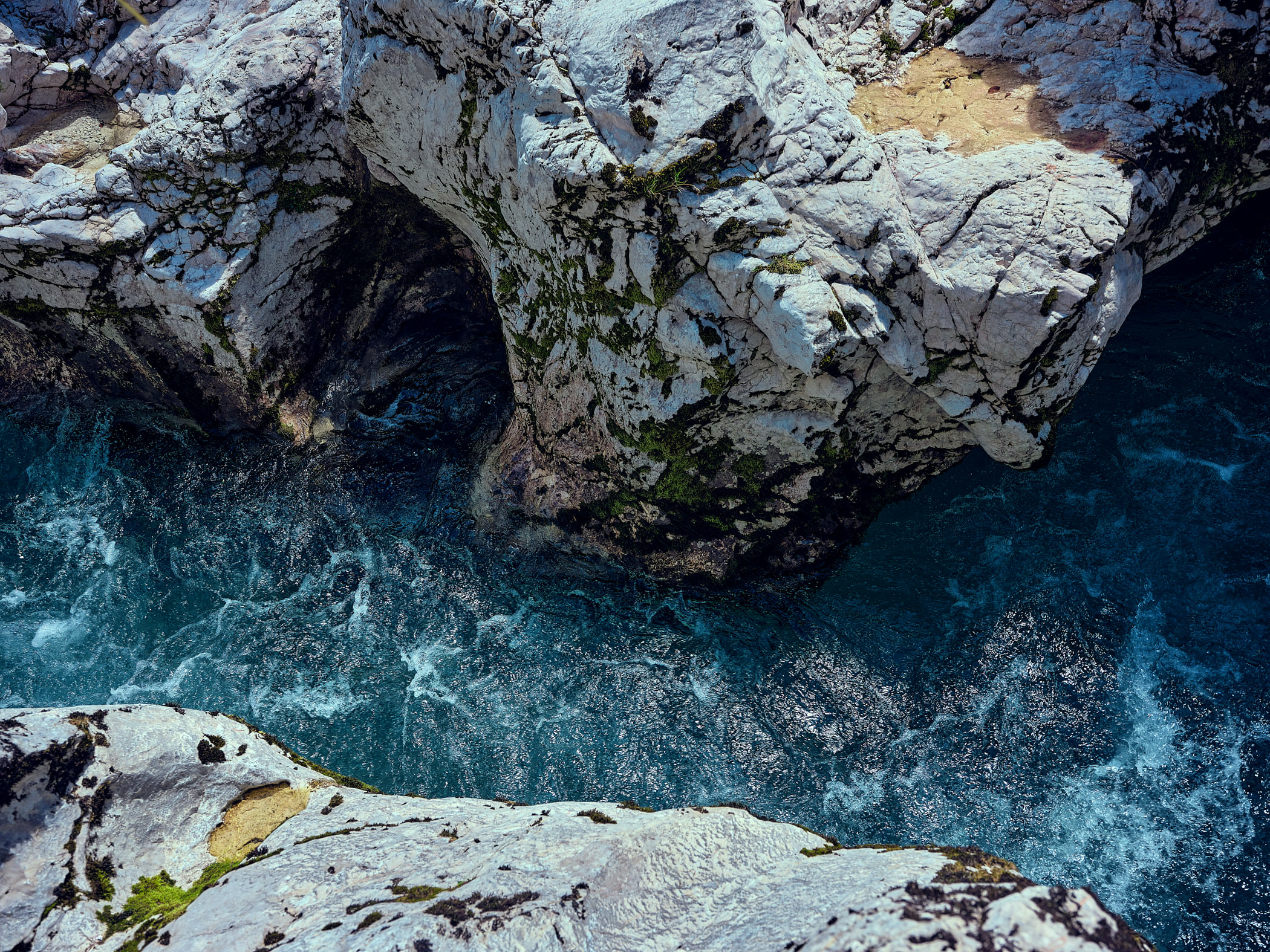 Wasserfallartige Engstelle an der Soča – ideales Motiv für Langzeitbelichtung bei sonnigem Wetter