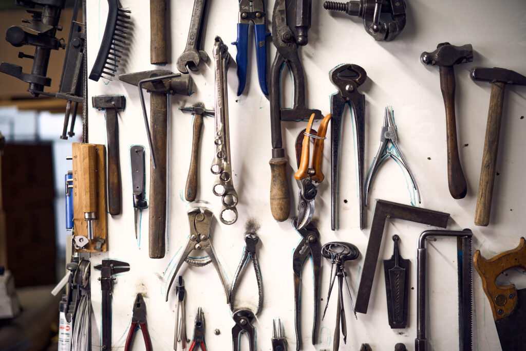 Werkzeugwand eines traditionellen Handwerksbetriebs – Businessfotografie und authentischer Blick hinter die Kulissen, umgesetzt von Atelier Schulte.