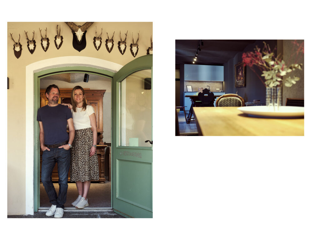 Business-Reportage im Weingut – Winzerpaar vor dem Eingang, fotografiert von Atelier Schulte, professionelle Businessfotografie in Österreich.