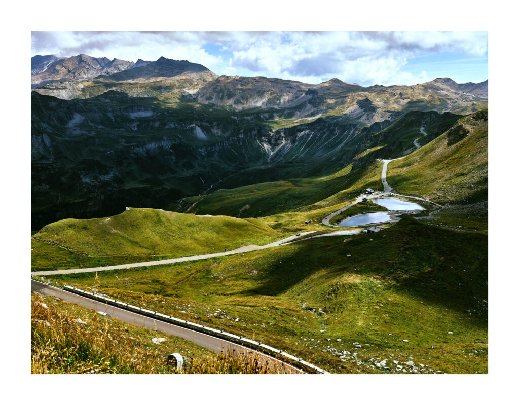 Panoramablick auf Täler, Straßen und Berglandschaft – Großglockner Hochalpenstraße, besondere Lichtstimmung eingefangen