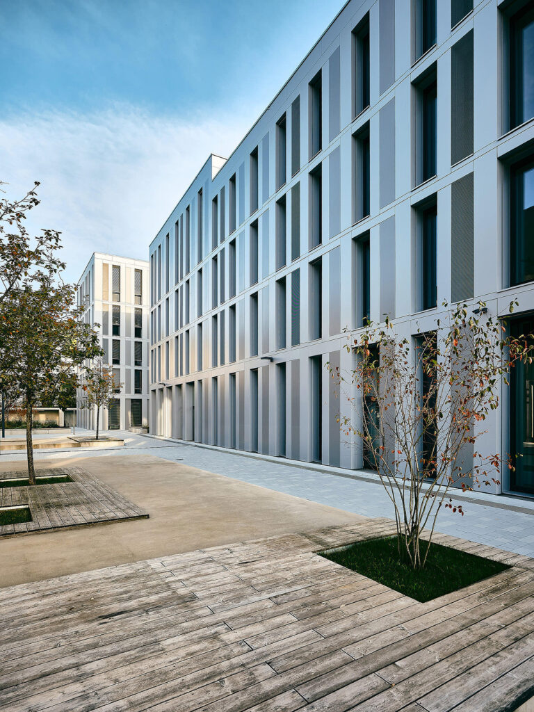 Architekturaufnahme Campus Krems – klare Linien und moderne Gebäudefassade fotografiert von Atelier Schulte