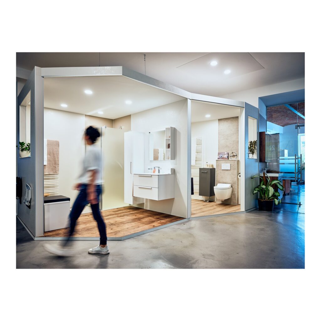 Moderne Showroom-Situation mit Mitarbeiterin in Bewegung, Business-Reportage von Atelier Schulte.