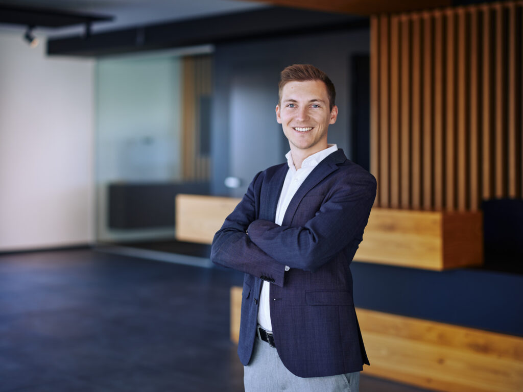 Businessportrait im Konzepthaus – junger Unternehmer mit klarer Bildsprache fotografiert von Atelier Schulte