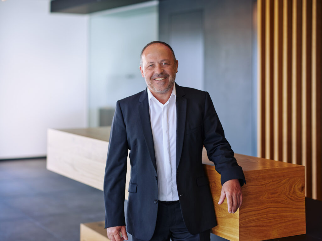 Businessportrait Konzepthaus – Unternehmer im Anzug, klare Bildsprache von Atelier Schulte