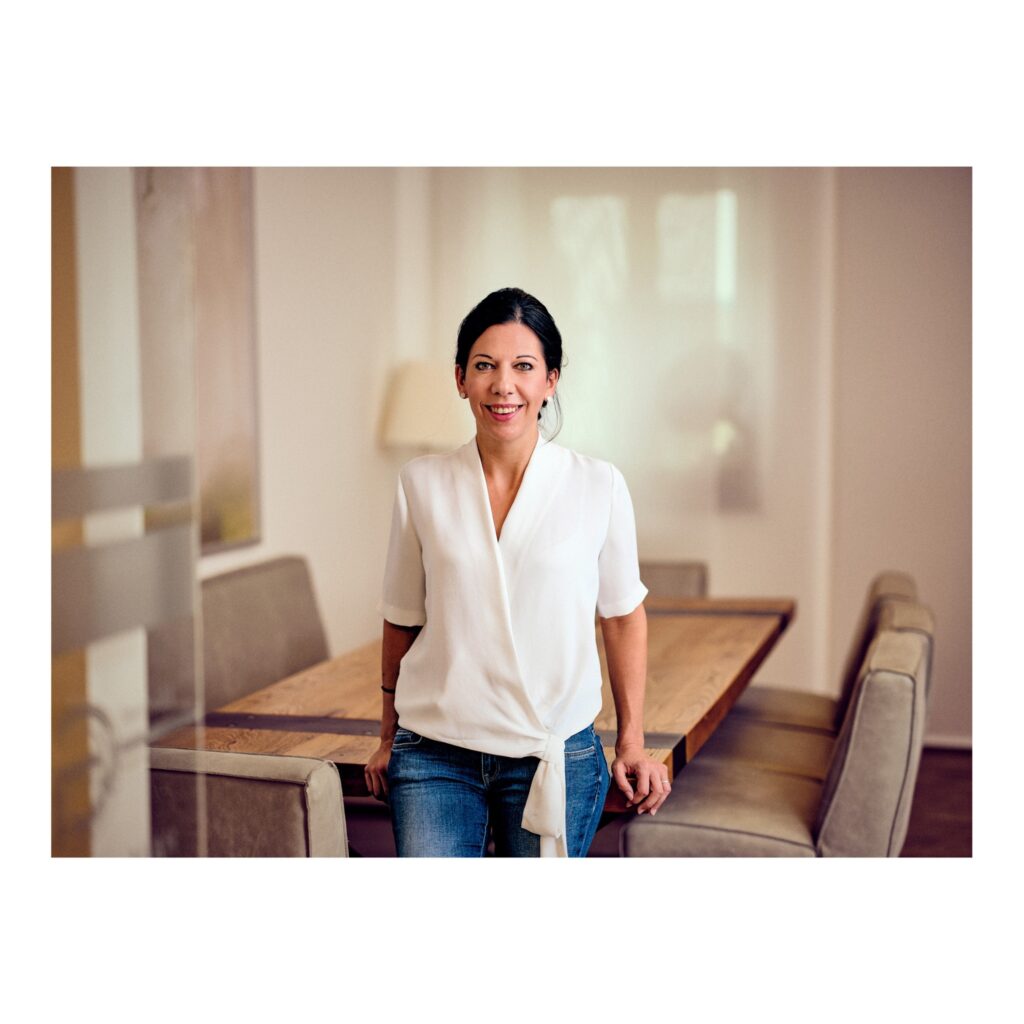 Businessportrait einer Managerin im Besprechungsraum, professionelle Businessfotografie von Atelier Schulte Österreich.