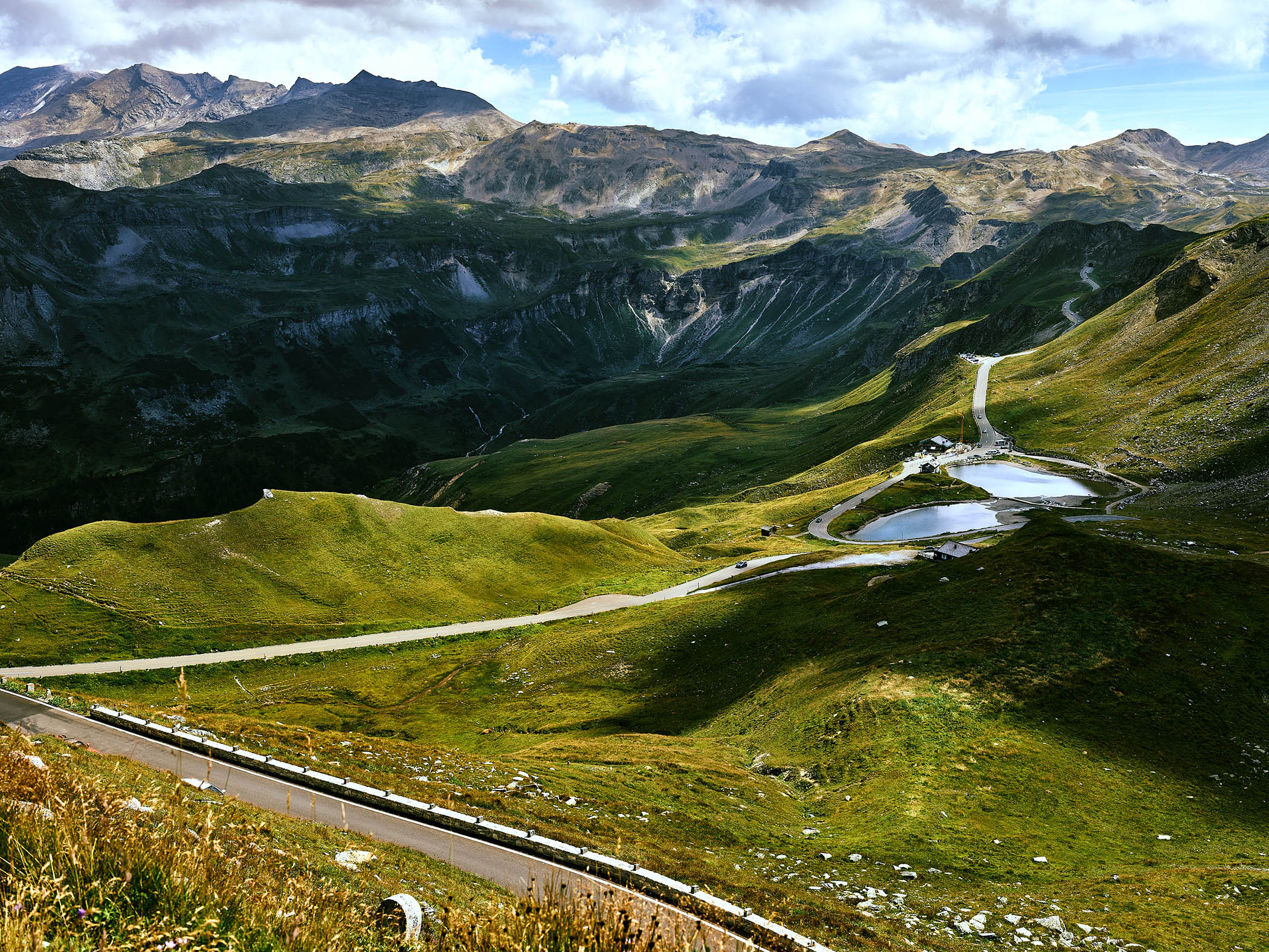 Panoramablick auf Täler, Straßen und Berglandschaft – Großglockner Hochalpenstraße, besondere Lichtstimmung eingefangen