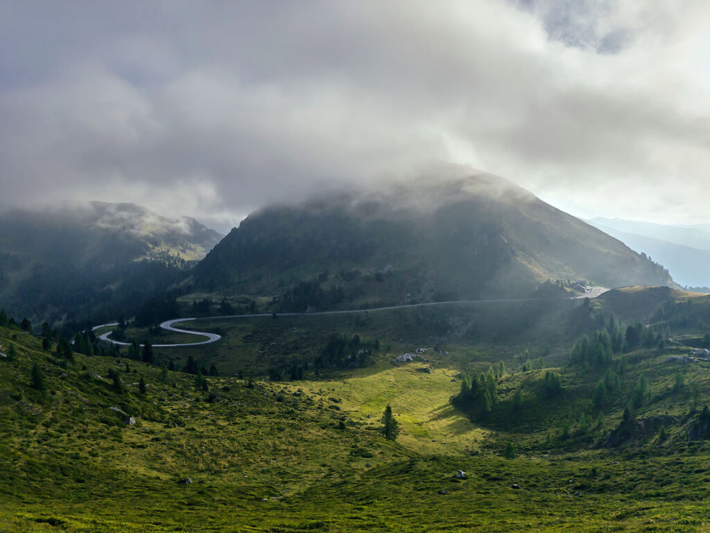 Kurvenreiche Nockalmstraße im diffusen Morgenlicht der Nockberge – atmosphärische Landschaftsfotografie von Atelier Schulte, Fotograf Florian Schulte, österreichweit und über die Grenzen hinaus.