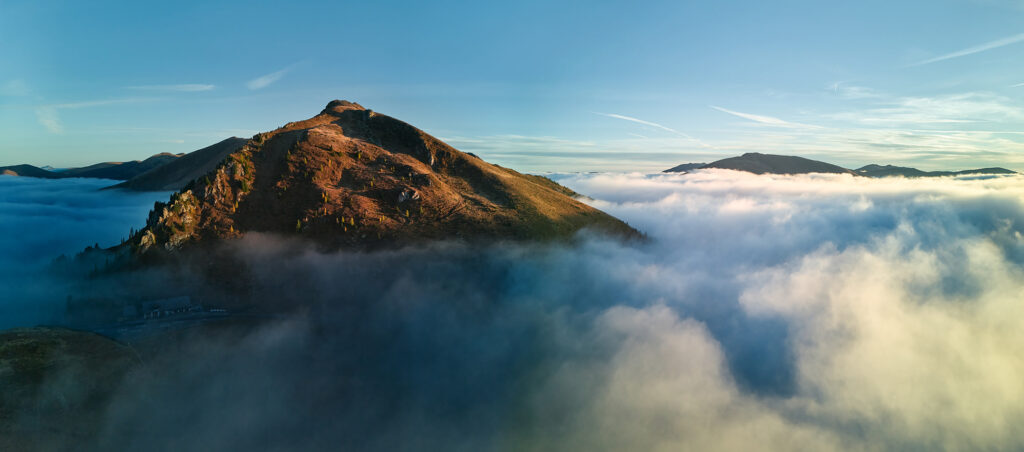 Berggipfel über dem Nebelmeer entlang der Nockalmstraße in den Nockbergen – stimmungsvolle Alpenlandschaftsfotografie von Fotograf Florian Schulte, Atelier Schulte, österreichweit und über die Grenzen hinaus.