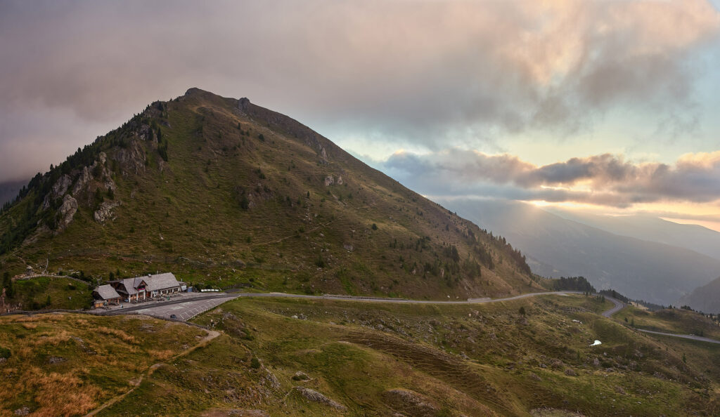 Sonnenaufgang über der Nockalmstraße in den Kärntner Nockbergen – professionelle Landschaftsfotografie von Atelier Schulte, Fotograf Florian Schulte, österreichweit und über die Grenzen hinaus.