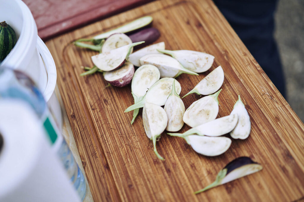 Foodfotografie von Atelier Schulte – frisches Gemüse auf Holzbrett bei ‚Essen vor Ort‘ am Wagram in Niederösterreich. Authentische Reportagekulinarik mit regionalem Bezug.“