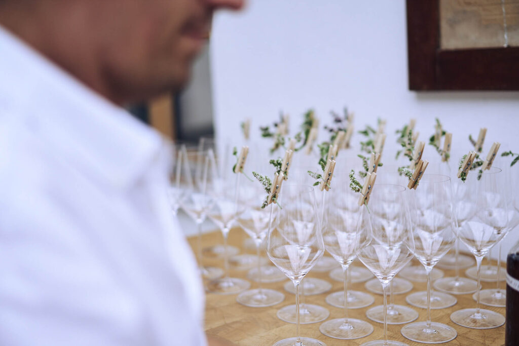 „Kulinarikreportage von Atelier Schulte – gedeckter Holztisch mit Menükarte bei ‚Essen vor Ort‘ am Wagram in Niederösterreich. Authentische Foodfotografie mit Fokus auf Atmosphäre und regionale Esskultur.“