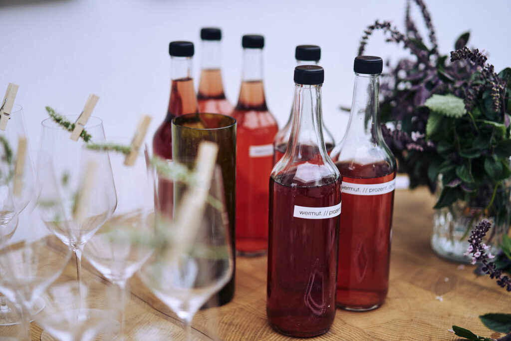 Detailaufnahme von Wermutflaschen und Gläsern – Kulinarikreportage ‚Essen vor Ort‘ am Wagram in Niederösterreich, fotografiert von Atelier Schulte. Authentische Foodfotografie mit natürlichen Farben.“