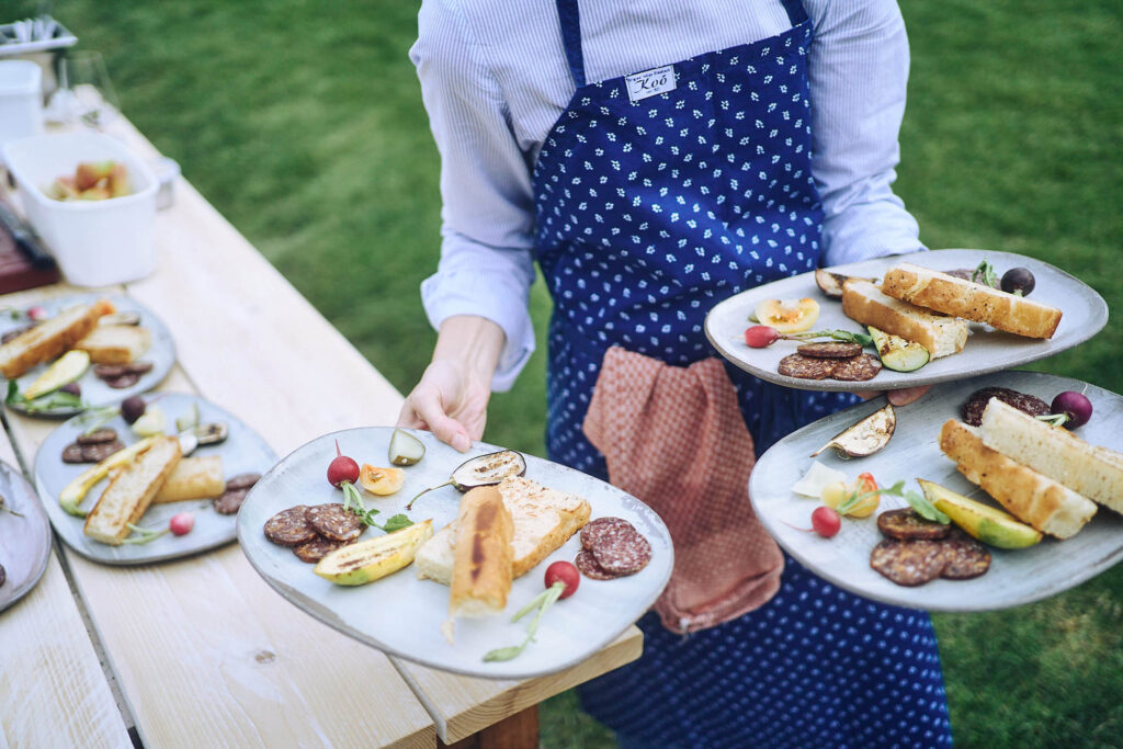 Zwiebeln rösten auf offener Feuerstelle bei Essen vor Ort am Wagram in Niederösterreich. Authentische Foodfotografie mit Feuer, Texturen und regionalem Charakter, Atelier Schulte.