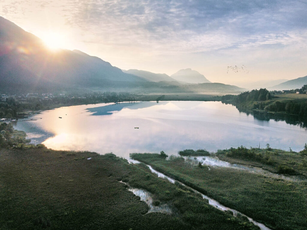 Pressegger See im frühen Morgenlicht, sanfte Nebelstimmung über Wasser und Bergen – professionelle Landschaftsfotografie von Atelier Schulte mit Fokus auf alpine Atmosphäre