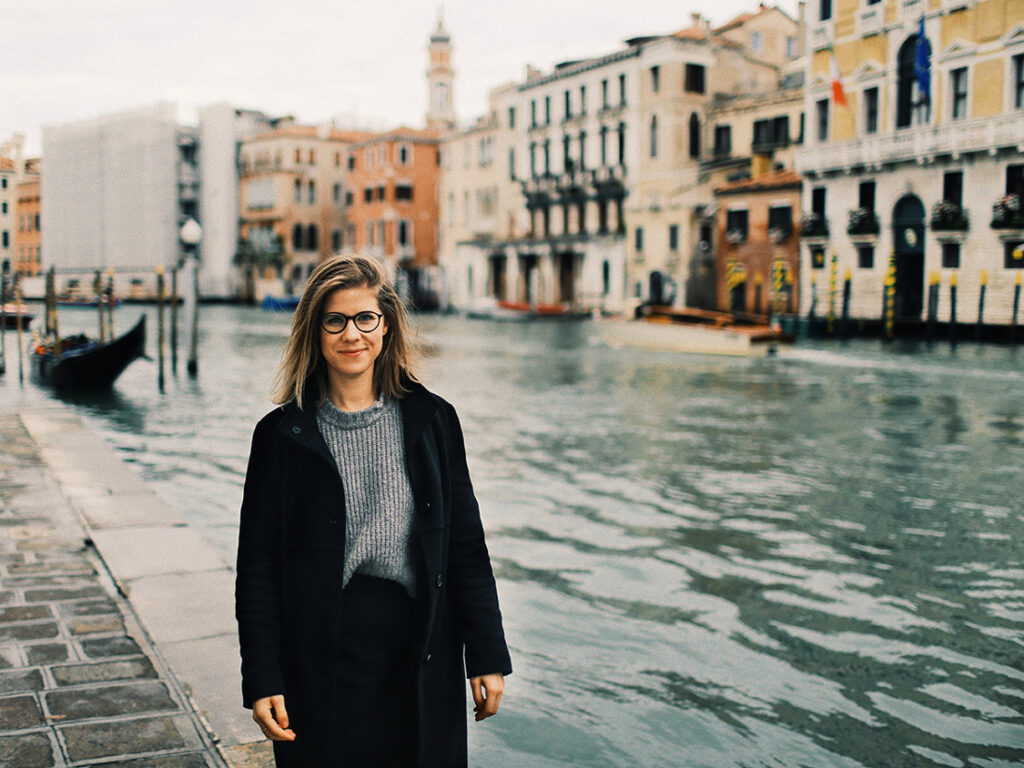 Portraitfotografie Workshop Venedig – natürliches Portrait einer Frau am Canal Grande.