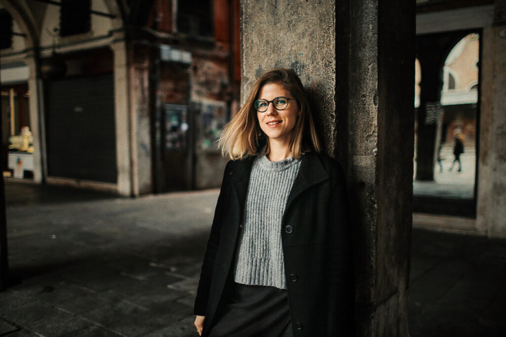 Portraitfotografie in Venedig bei natürlichem Licht – authentisches Storytelling-Portrait während des Workshops von Fotograf Florian Schulte.