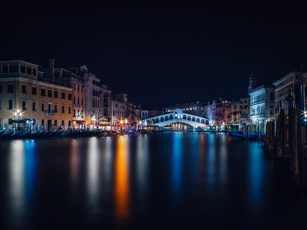 Rialtobrücke bei Nacht mit Langzeitbelichtung, Lichtspiegelungen im Wasser, professionelle Landschaftsfotografie Atelier Schulte