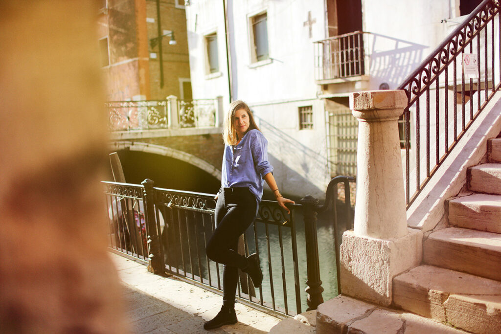 Outdoor-Portrait in Venedig bei natürlichem Licht – authentische Szene aus dem Portraitworkshop von Atelier Schulte