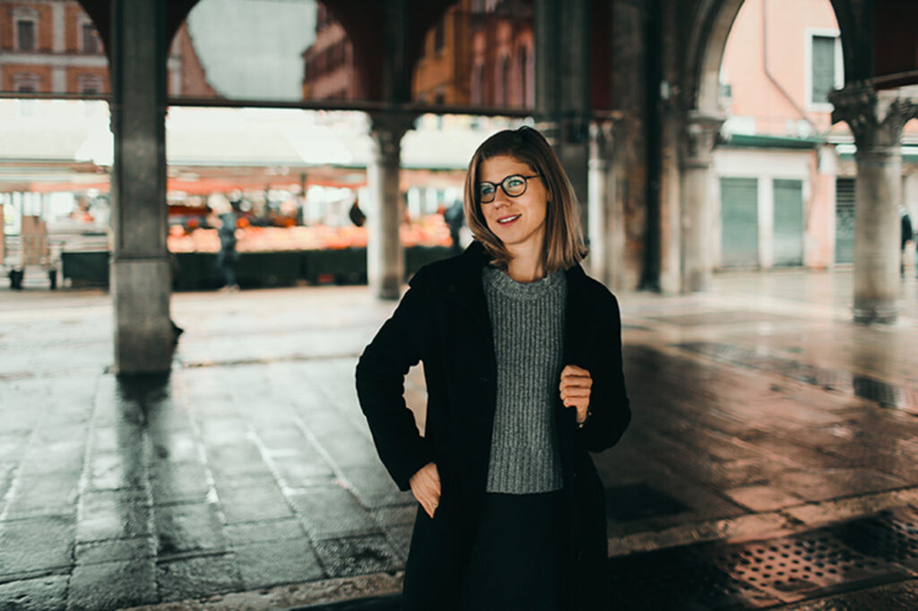 Portraitworkshop Venedig – natürliches Portrait vor Marktständen, fotografiert von Florian Schulte