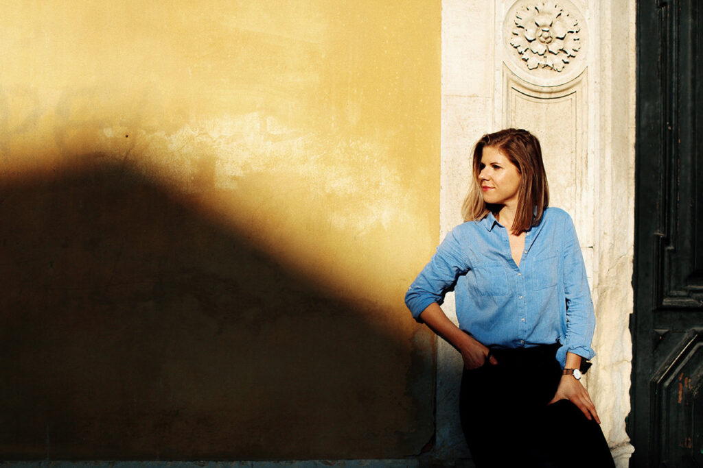 Authentisches Portrait in Venedig mit markantem Schattenverlauf – fotografiert beim Portraitworkshop von Atelier Schulte.