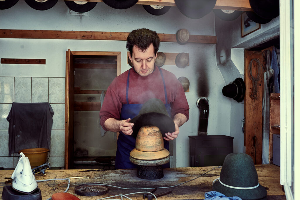 Arbeitsplatzportrait eines Hutmachers in Bad Aussee bei der traditionellen Hutherstellung, Handwerksfotografie von Atelier Schulte