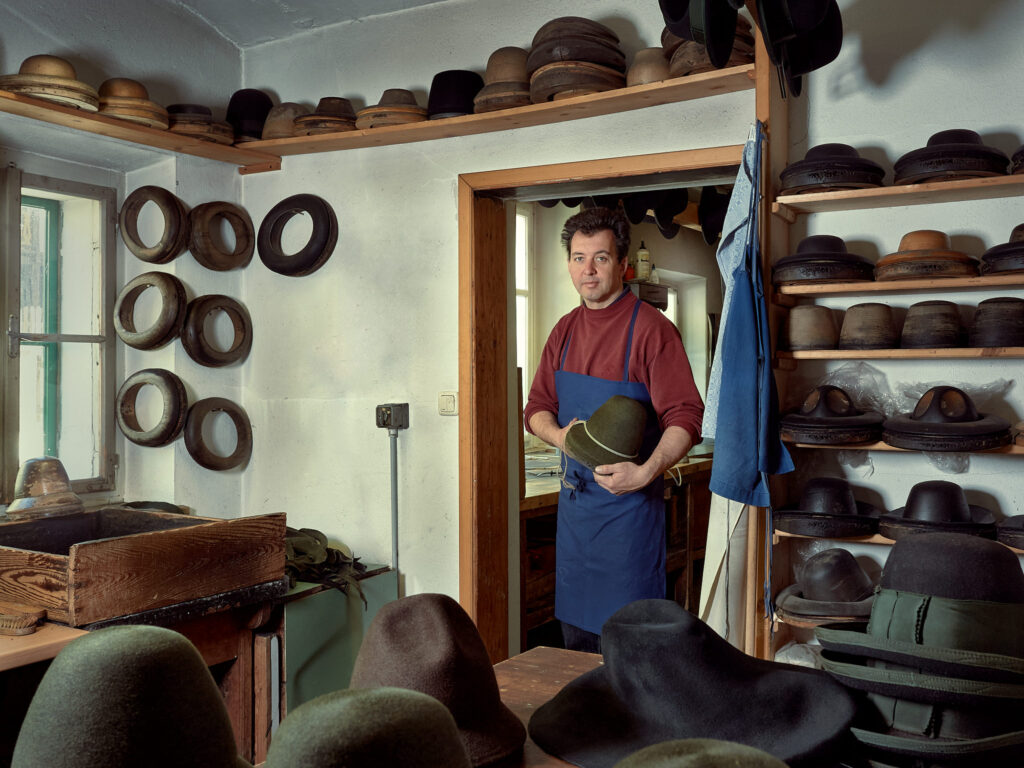 Arbeitsplatzportrait eines Hutmachers in seiner Werkstatt in Bad Aussee, traditionelle Handwerksfotografie von Atelier Schulte