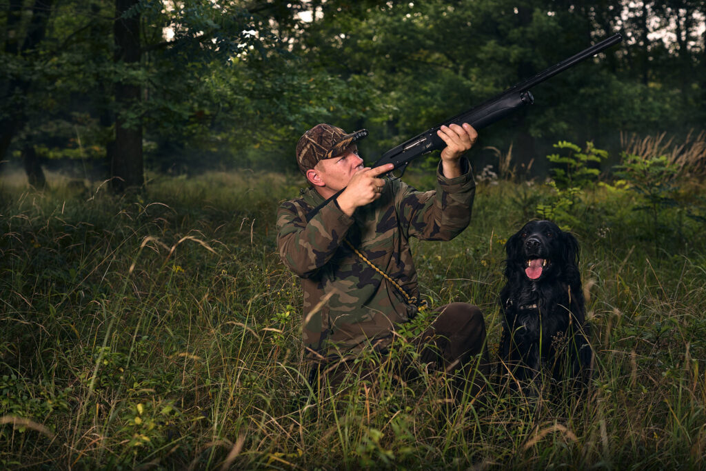 Arbeitsplatzportrait eines Jägers mit Hund im Wald in Niederösterreich, authentische Business- und Portraitfotografie von Atelier Schulte