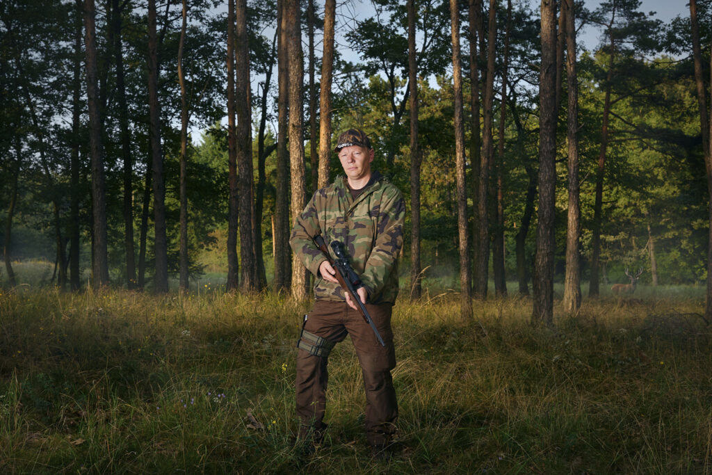 Arbeitsplatzportrait eines Jägers im Wald in Niederösterreich, authentische Portrait- und Businessfotografie von Atelier Schulte