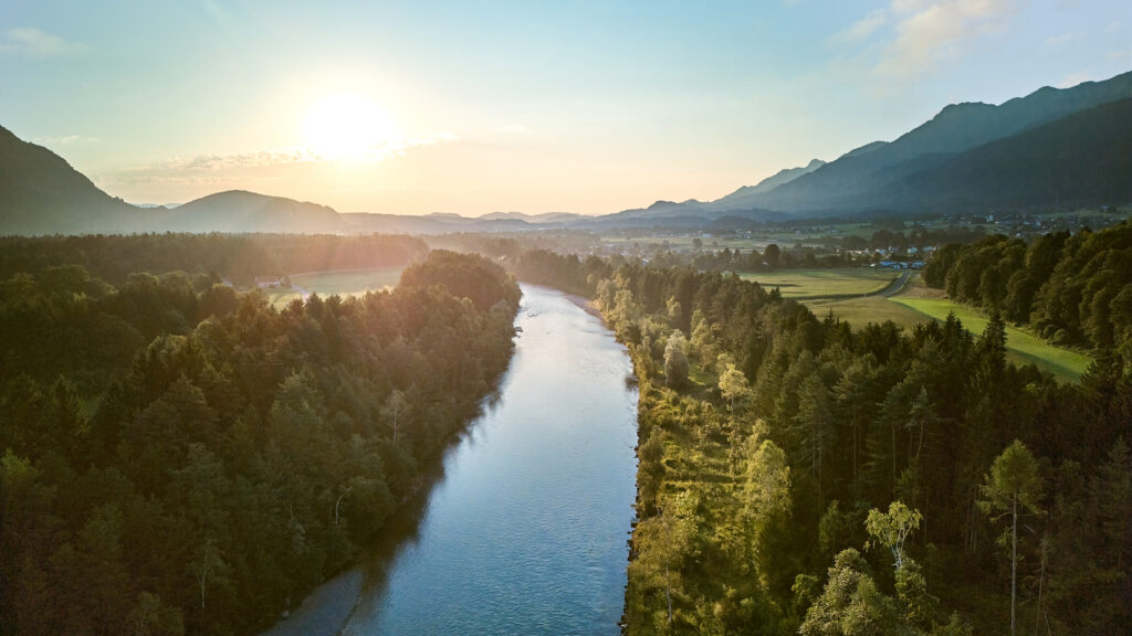 Golden Hour über der Gail im Gailtal, aufgenommen per Drohne – atmosphärische Landschaftsfotografie von Florian Schulte.