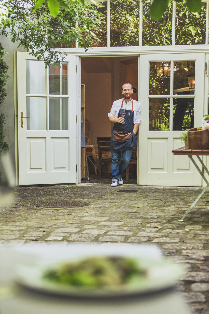 Gastgeber eines Restaurants in Niederösterreich vor dem Lokal – ruhige Gastronomie-Fotografie