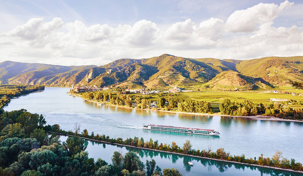 Weinberge und Donau bei Dürnstein im warmen Abendlicht – Landschaftsfotografie mit Fokus auf Stimmung und Raumwirkung