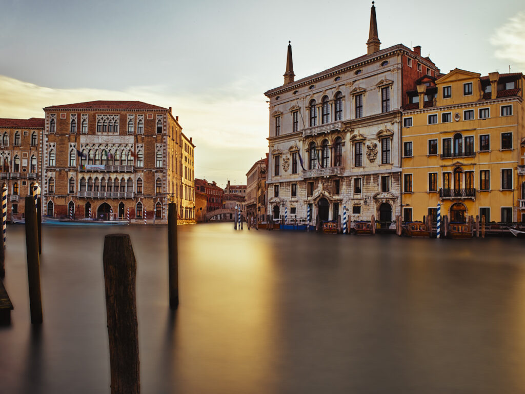 Langzeitbelichtung am Canal Grande in Venedig mit Palazzi, ruhige Wasseroberfläche, Landschaftsfotograf Florian Schulte