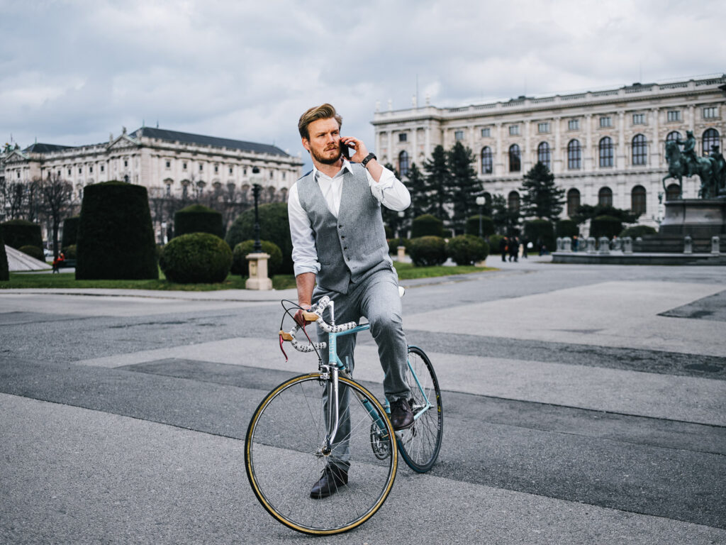 Mann mit Fahrrad im Wiener Stadtraum – urbane Lifestyle-Fotografie zwischen Bewegung, Alltag und moderner Ästhetik