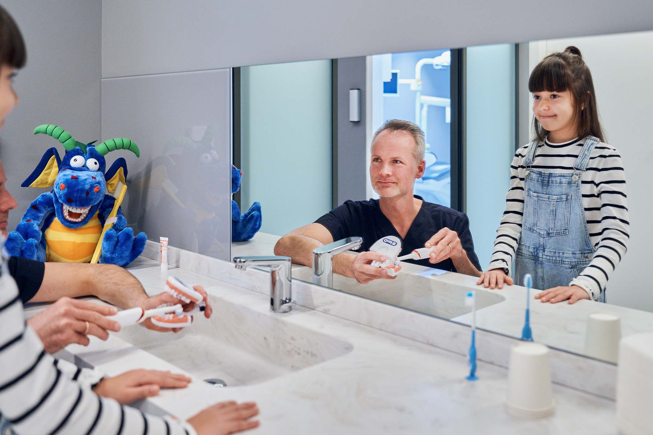 Medizinische Bildwelten im Gesundheitswesen Wien – einfühlsame Aufklärung eines Kindes in einer kinderfreundlichen Ordination.