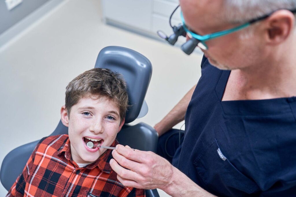 Behutsame medizinische Untersuchung eines Kindes – vertrauensvolle Bildwelten im Gesundheitswesen in Wien.