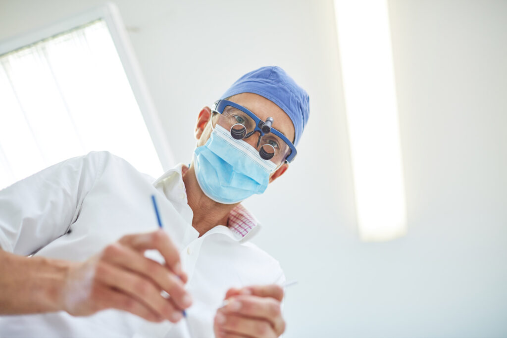 Zahnarztportrait in moderner Ordination – professionelle Praxisfotografie für Vertrauen und Kompetenz im Gesundheitswesen