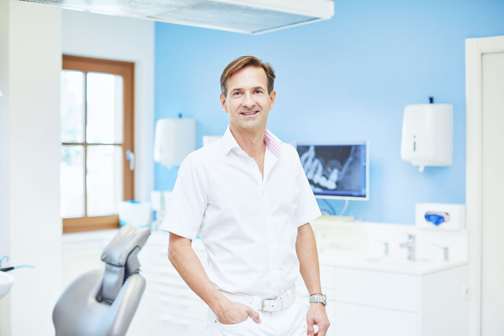 Zahnarztportrait in heller Ordination – professionelle Praxisfotografie für Kompetenz und Vertrauen im Gesundheitswesen