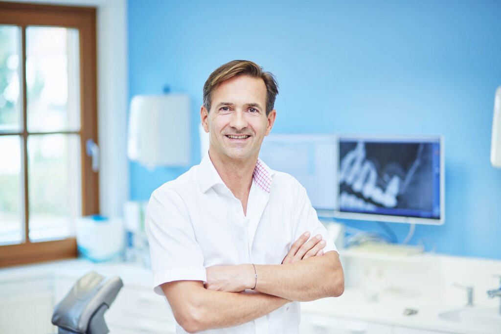 Zahnarztportrait in moderner Ordination – professionelle Praxisfotografie für Vertrauen und Kompetenz im Gesundheitswesen